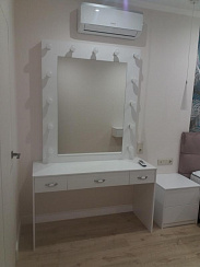 Туалетный столик с гримерным зеркалом